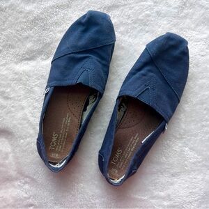 Tom’s Alpargata navy blue sandal - size 6B